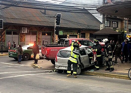 Colisión vehicular durante vías reversibles en Osorno dejó una lesionada  