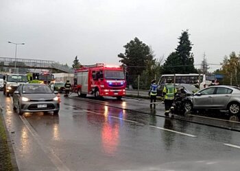 Vehículo colisionó poste, se subió a bandejón central e impactó una camioneta este lunes en Osorno