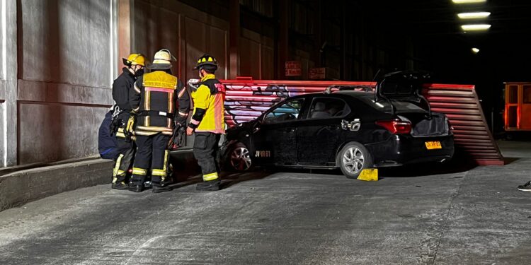Osorno: colectivero en estado de ebriedad colisionó portón e ingresó a bodega de molino