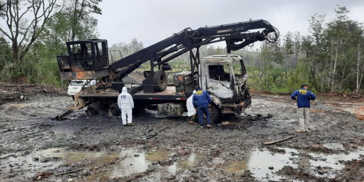 Ataque incendiario dejó un camión grúa siniestrado en San Juan de la Costa 