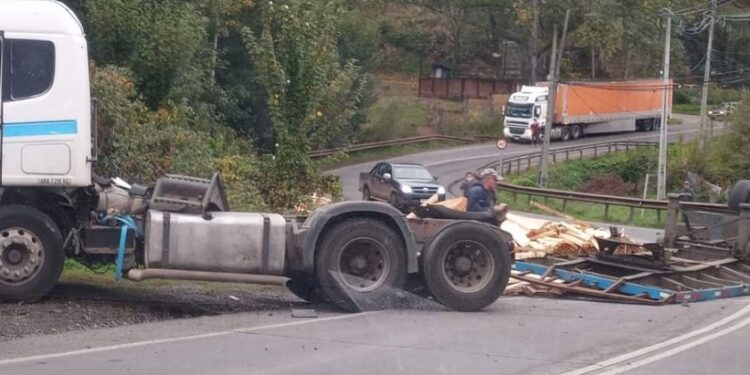 Osorno: Madera de camión cayó en ruta Pilauco dejando interrumpido el tránsito