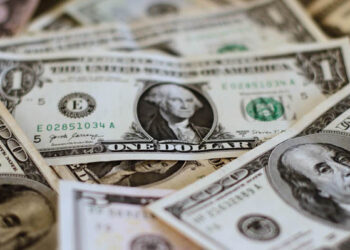 Dólar sube fuerte y cotiza sobre los $810 ante incertidumbre por proyectos de retiros previsionales