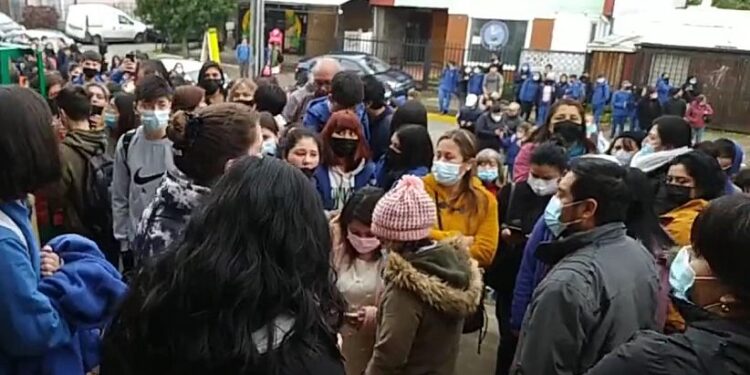 Osorno: colegio Emprender acuerda mesa de trabajo con apoderados tras manifestación
