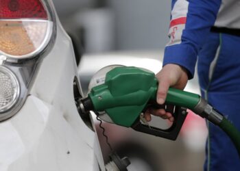 Precio podría bajar hasta un 46%: Aprueban pedir al Gobierno suspender impuesto a combustibles