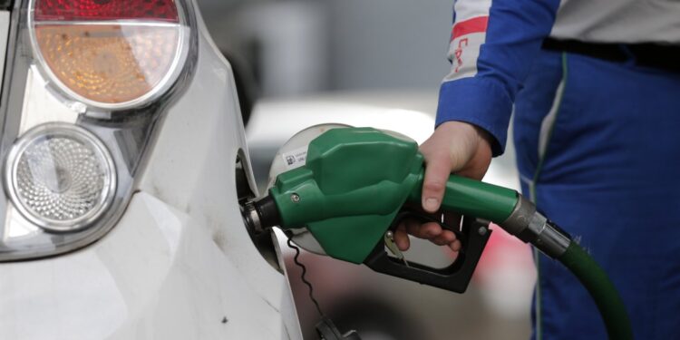 Precio podría bajar hasta un 46%: Aprueban pedir al Gobierno suspender impuesto a combustibles