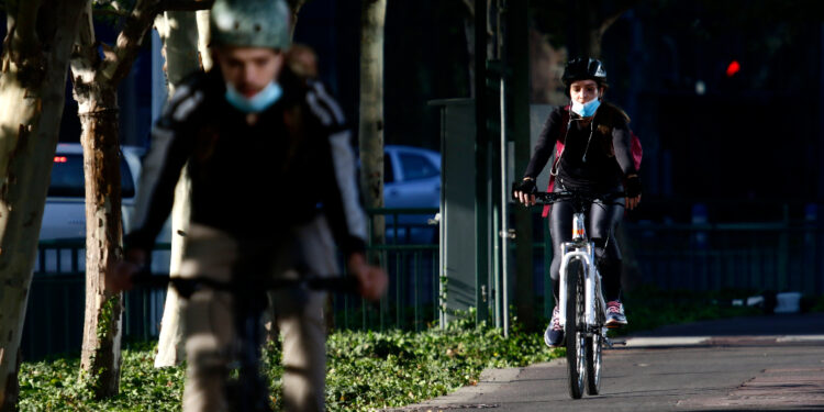 Miradas dispares genera posible eliminación del uso de mascarilla en espacios abiertos