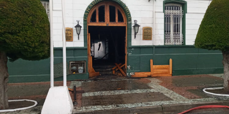 Incendio destruyó la prefectura de Carabineros de Punta Arenas