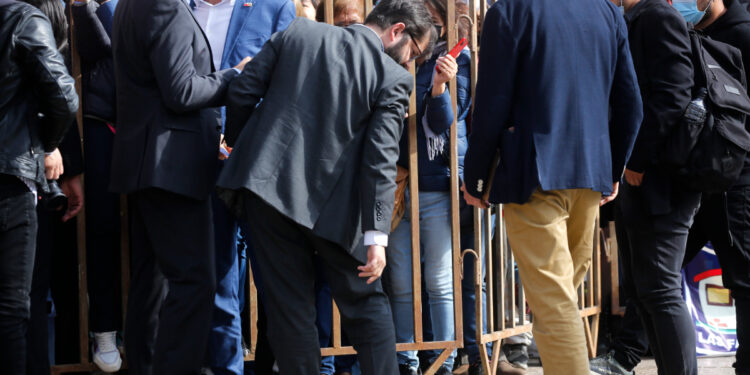 Lanzan piedra al presidente Boric durante gira por la región de Coquimbo