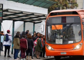 Ministro Marcel confirma que se congelarán precios del transporte público en todo el país