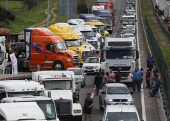 Gobierno anuncia querella contra «quienes resulten responsables» por paro de camioneros