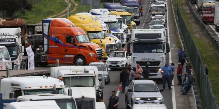Gobierno anuncia querella contra «quienes resulten responsables» por paro de camioneros