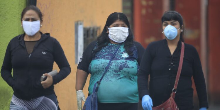 Gobierno flexibiliza uso de mascarillas en espacios abiertos en Chile