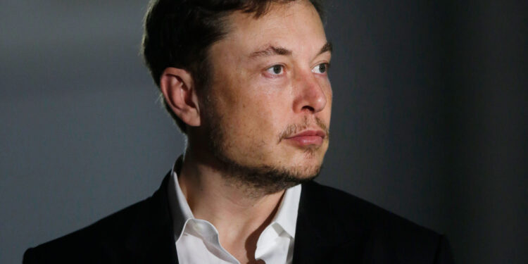 Musk detiene compra de Twitter para aclarar cuentas falsas: Acciones cayeron más de 20%