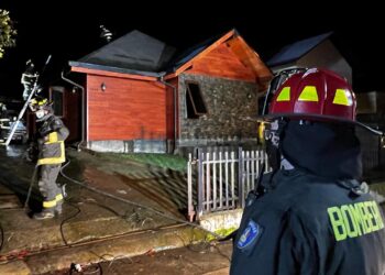 Incendio dejó dos damnificados en Osorno: origen fue en estufa a pellet