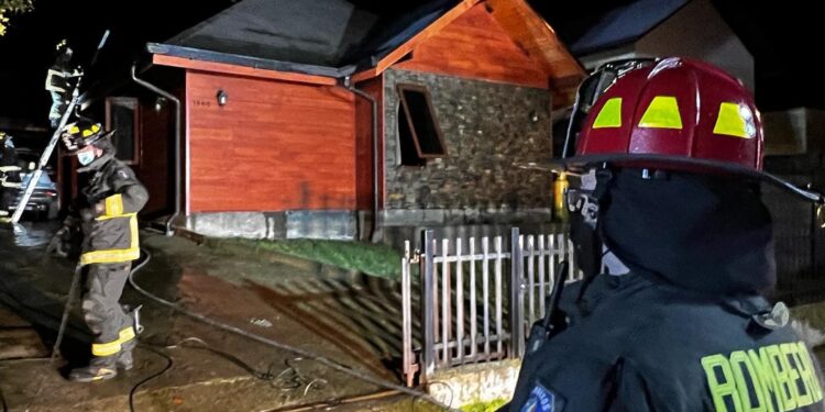 Incendio dejó dos damnificados en Osorno: origen fue en estufa a pellet