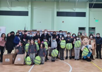 Entregan cubre mochilas reflectantes a estudiantes de escuela Walterio Meyer en Osorno