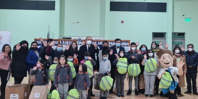 Entregan cubre mochilas reflectantes a estudiantes de escuela Walterio Meyer en Osorno