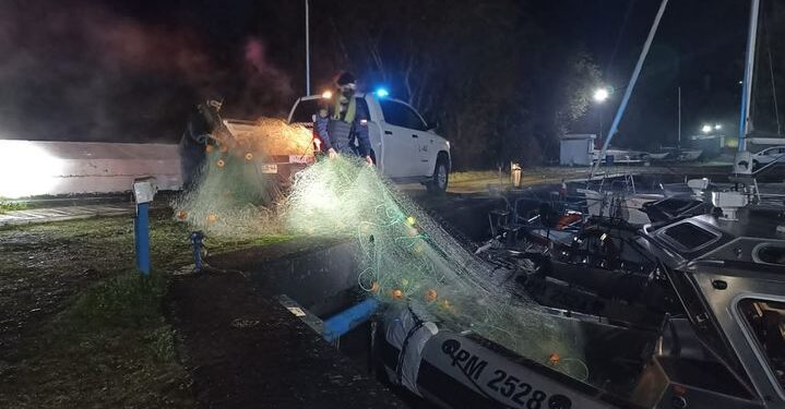 Rescatan 700 metros de red de pesca en Puerto Varas