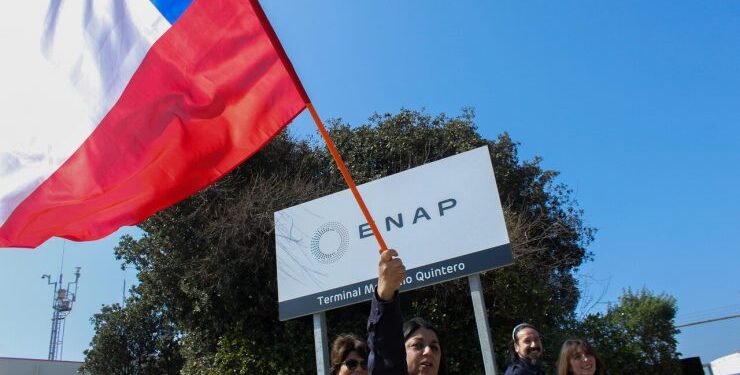 Trabajadores subcontratados de ENAP marchan en Hualpén tras fracaso de mesa de trabajo