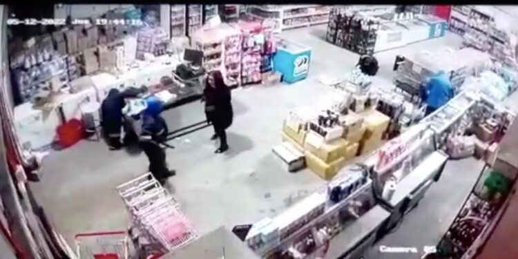 Osorno: Con armas de fuego delincuentes roban en local comercial del sector Rahue Bajo
