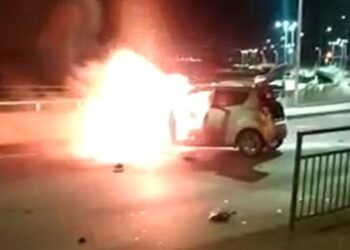 Vehículo se incendió en Puerto Montt tras colisionar con barrera de contención