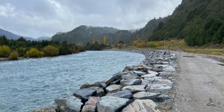 Río Espolón en Futaleufú cuenta con nuevas defensas fluviales