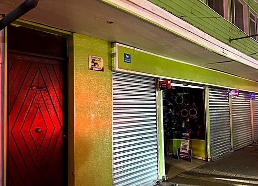 Niña de 3 años quedó encerrada al interior de local comercial en Osorno