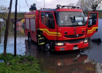 Anegamiento de calles dejó frente de mal tiempo en Osorno