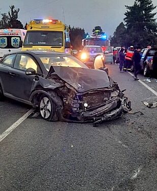 Colisión vehicular en ruta que une a Río Bueno con Lago Ranco dejó dos lesionados