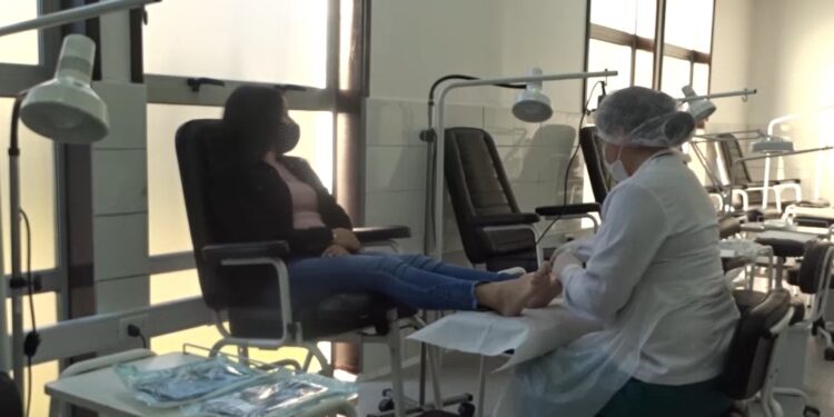 Ofrecen atenciones gratuitas de podología a la comunidad osornina