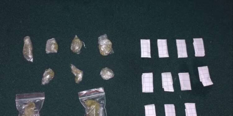 Osorno: Sujeto es sorprendido con marihuana, cocaína y tusi en la vía pública