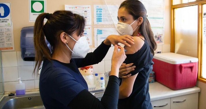 Cuarta dosis Covid-19 genera alta demanda en vacunatorios de Osorno