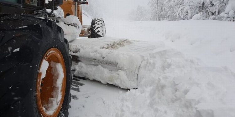 Cierran paso Cardenal Samoré por caída de nieve: re evaluarán este martes