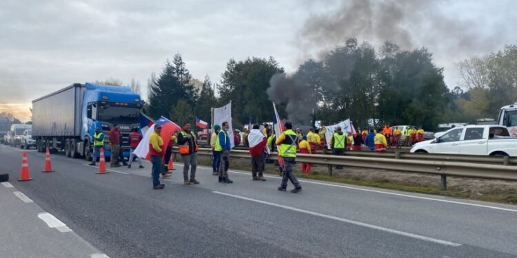 Contratistas y trabajadores forestales retomaron esta mañana movilizaciones en Los Ríos: piden mayor seguridad