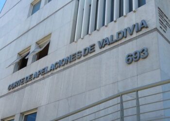 Ordenan a supermercado indemnizar a clienta que sufrió caída en escaleras de local de Osorno
