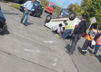 Osorno: vehículo vuelca y deja un lesionado tras colisionar en Francke
