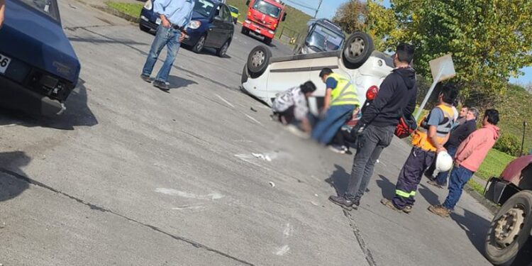 Osorno: vehículo vuelca y deja un lesionado tras colisionar en Francke