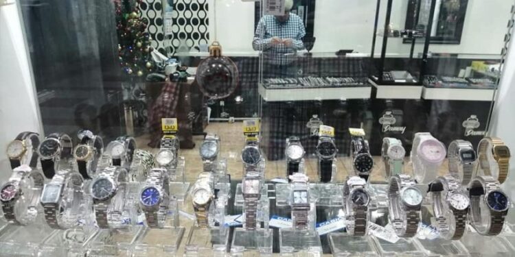 Jóvenes delincuentes roban diversas especies desde joyería en Osorno