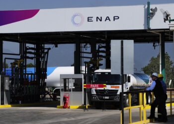 Funcionarios subcontratados de Enap siguen en paro y piden a empresa responder a su petitorio