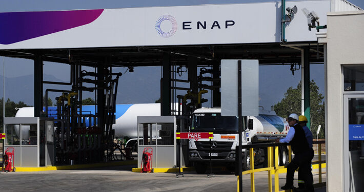 Funcionarios subcontratados de Enap siguen en paro y piden a empresa responder a su petitorio