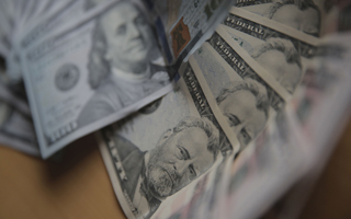 Dólar se dispara y llega a los $870 por primera vez en el año