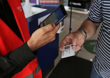 Más de 1 millón de personas tienen su pase de movilidad bloqueado por no vacunarse con tercera dosis