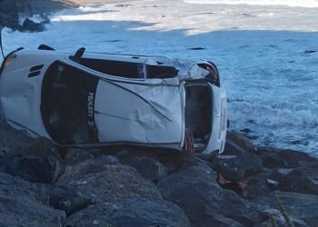 Vehículo volcó sobre las rocas en San Juan de la Costa: propietario lo había prestado a un amigo