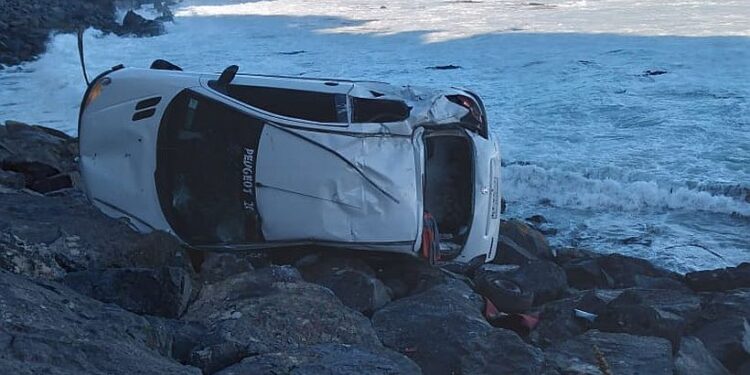 Vehículo volcó sobre las rocas en San Juan de la Costa: propietario lo había prestado a un amigo