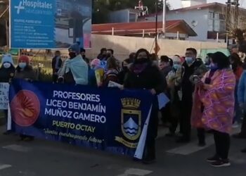 Puerto Octay: Trabajadores de la educación del Liceo Benjamin Muñoz Gamero protestan por falta de calefacción