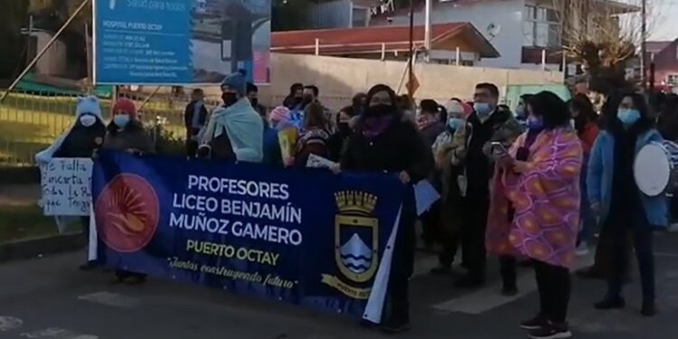 Puerto Octay: Trabajadores de la educación del Liceo Benjamin Muñoz Gamero protestan por falta de calefacción