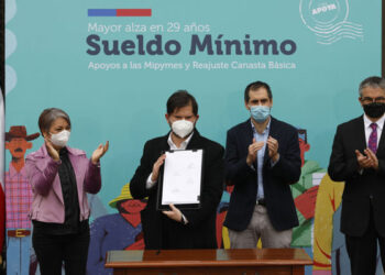 Gobierno promulga ley con ajuste al salario mínimo y entrega de apoyo a pymes