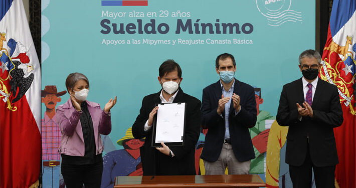 Gobierno promulga ley con ajuste al salario mínimo y entrega de apoyo a pymes