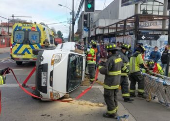 Colisión vehicular con posterior volcamiento deja una lesionada en Osorno 