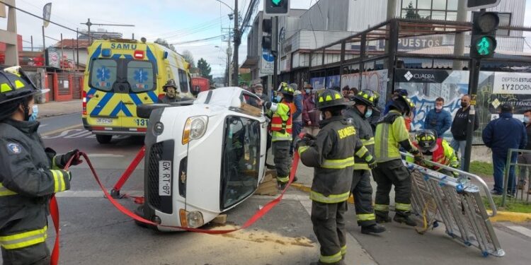 Colisión vehicular con posterior volcamiento deja una lesionada en Osorno 